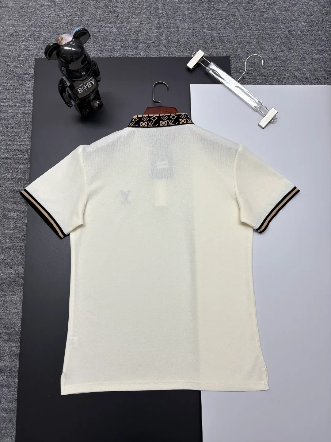 🅿️210 LV Louis Vuitton's new embroidered Polo shirt. Original fabric. Official same style. Made of 210 grams of pure cotton pique fabric, customized in the same vat dyeing fabric. It feels very comfortable and smooth. The version is quite wide and stylish. Produced by a first-line brand factory. Imported Behringer embroidery machine. The embroidery is full and textured. The collar rib is woven with imported yarn. It will not deform after long-term wear. The latest style for spring and summer. Fashionable and individual. A super versatile and good-looking piece that is very suitable for both men and women. A must-have item for everyone. Color: black, white, apricot, sapphire blue. Size: M-XXXL